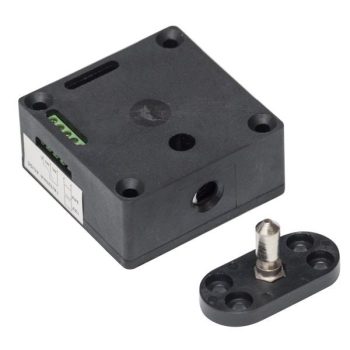   Oldallapra szerelhető elektromos szekrényzár. Feszültségre nyitó (NO) - fail-secure. A csap az ellendarabon található. Tápfeszültség: 12V DC